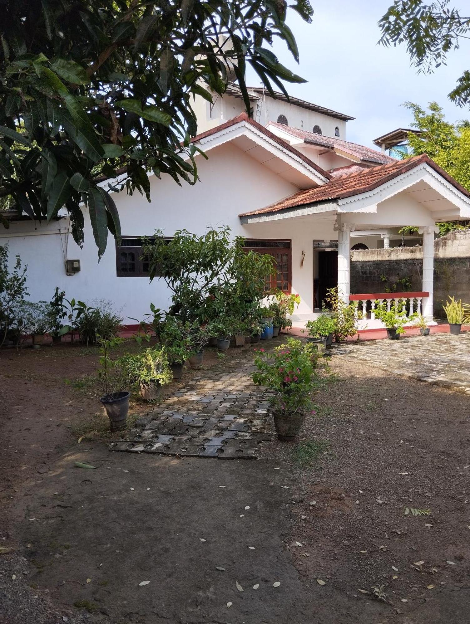 Mirissa White House Hotel Bagian luar foto