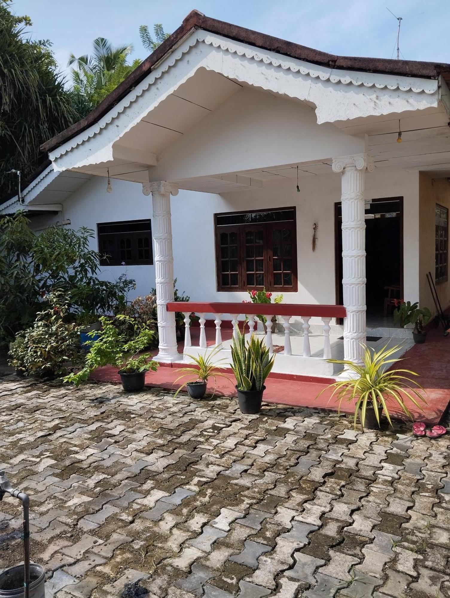 Mirissa White House Hotel Bagian luar foto