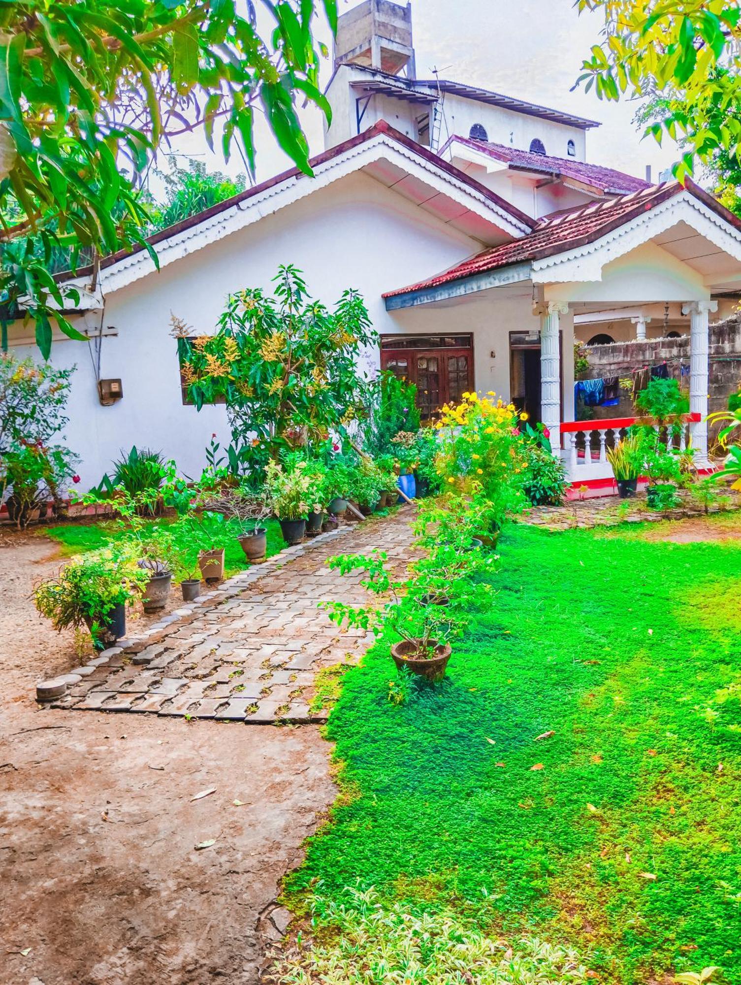 Mirissa White House Hotel Bagian luar foto