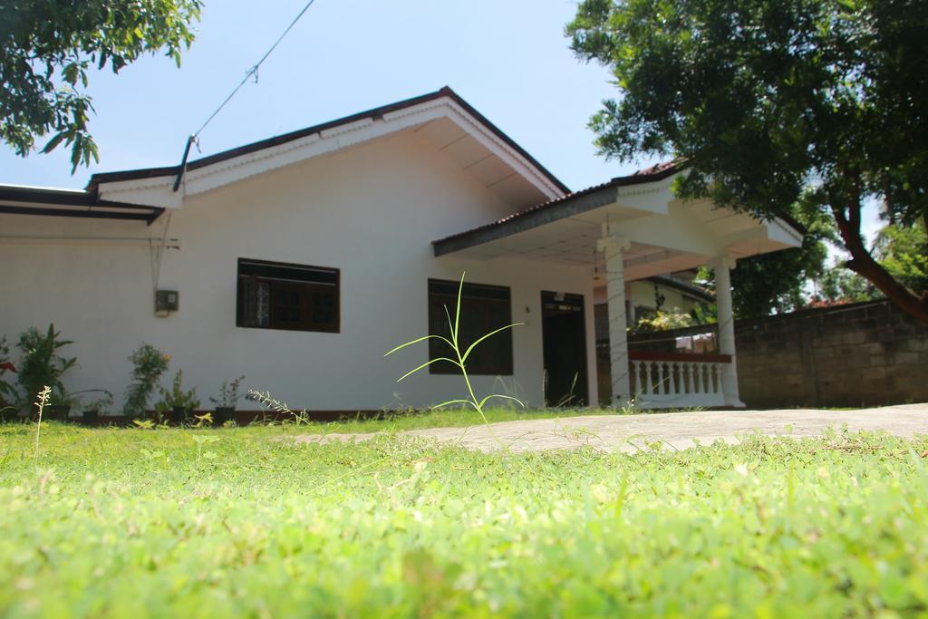 Mirissa White House Hotel Bagian luar foto
