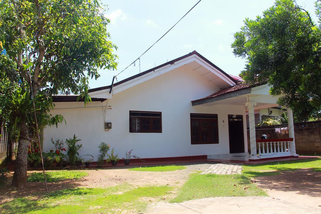 Mirissa White House Hotel Bagian luar foto