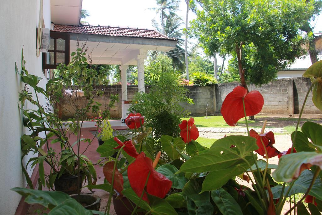 Mirissa White House Hotel Bagian luar foto