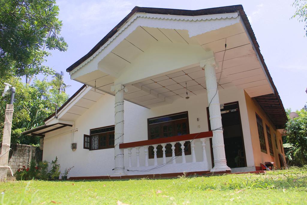 Mirissa White House Hotel Bagian luar foto